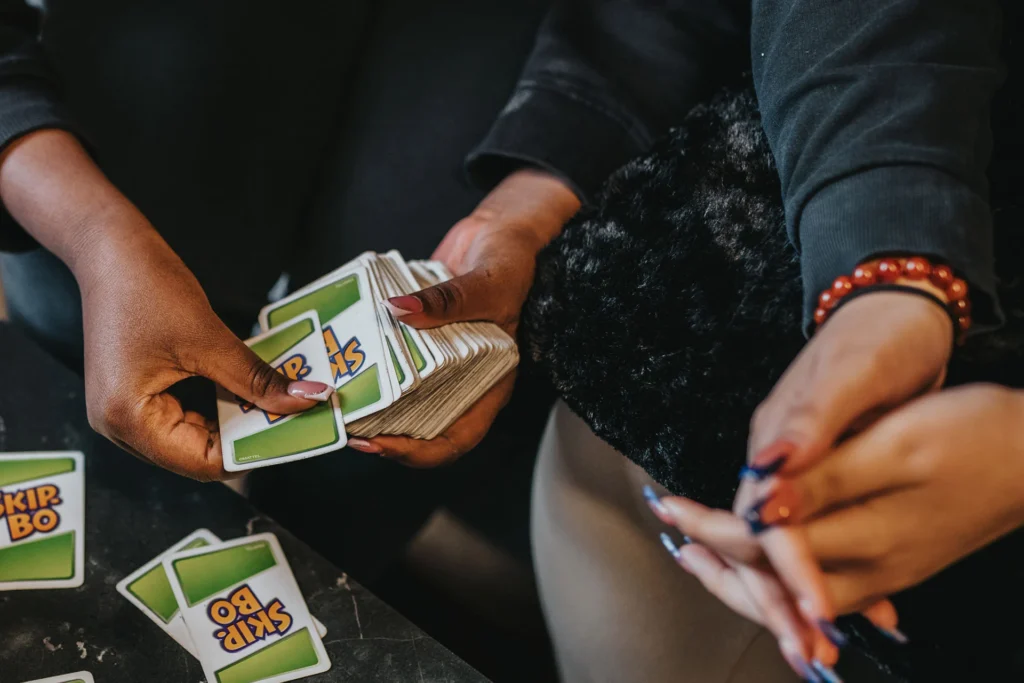 2 personer med kortlek Skip-Bo
