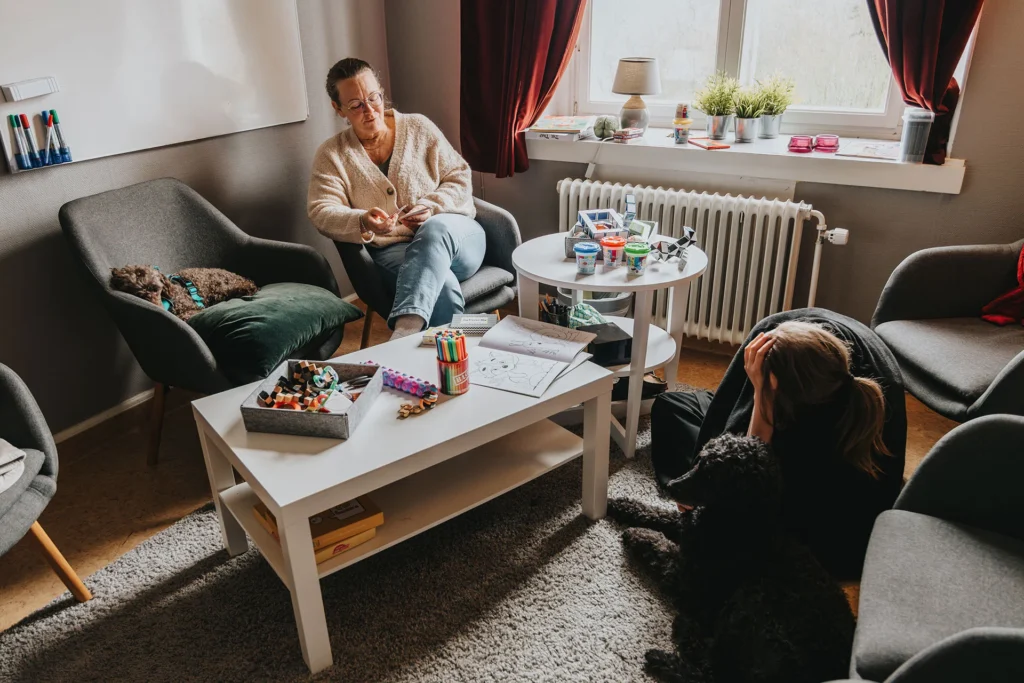2 personer pratar i rum