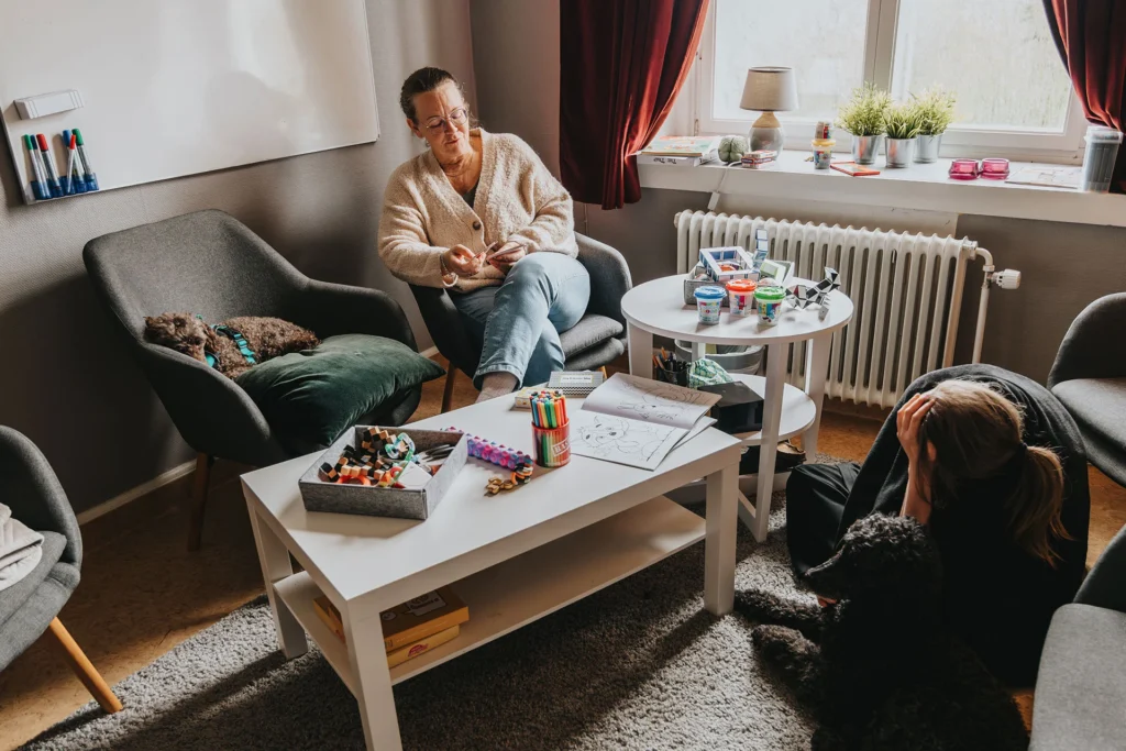 2 personer pratar i rum